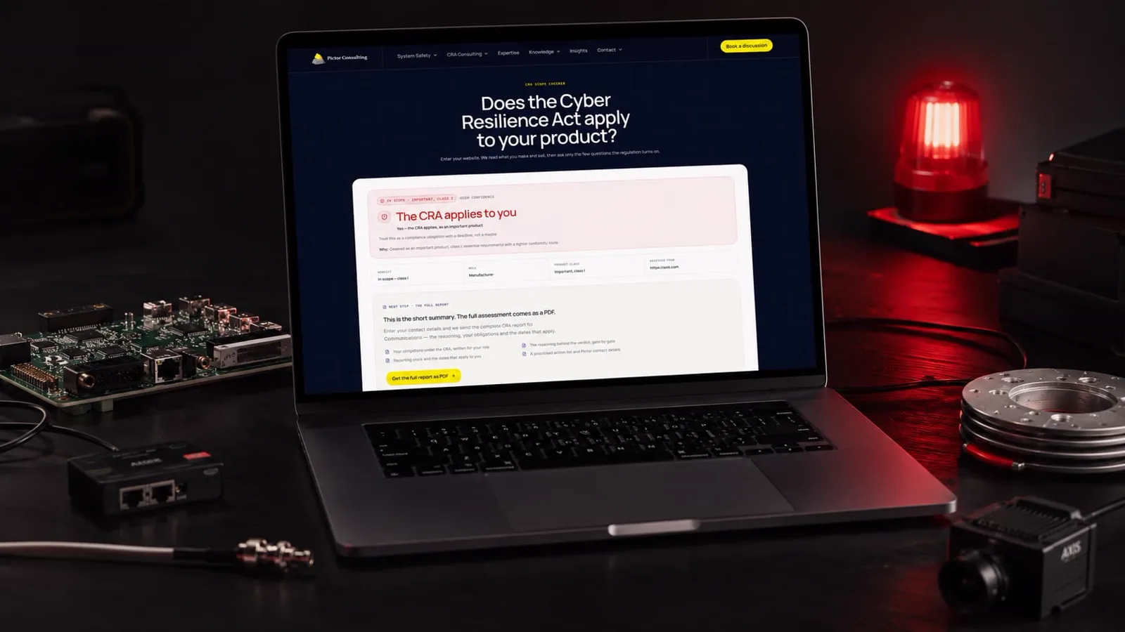 Pictor Consultings CRA Scope Checker på laptop – verktyget visar att Cyber Resilience Act omfattar produkten, klass I, med sammanfattning och PDF-rapport.