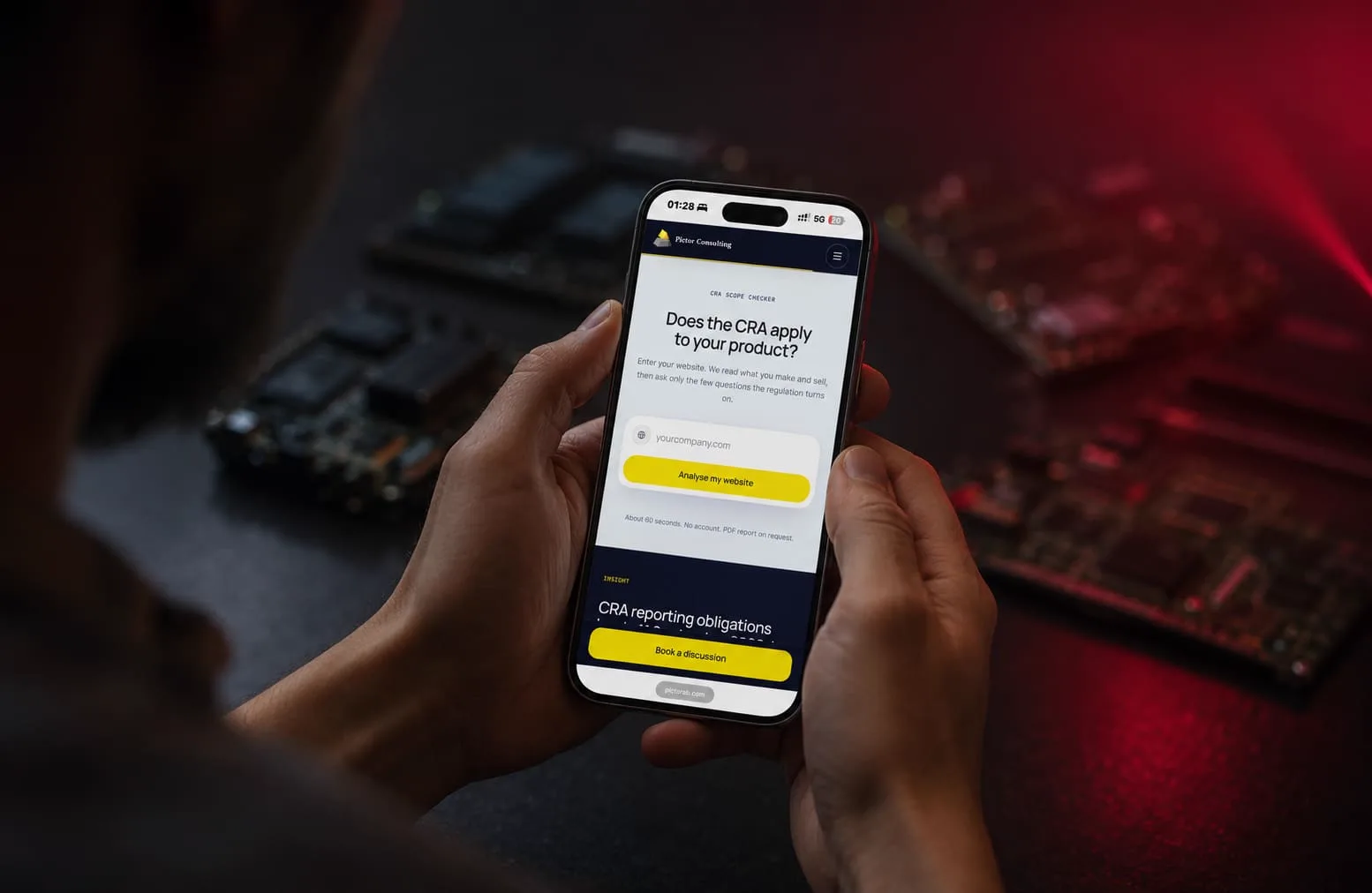 Pictor Consultings CRA Scope Checker i mobil – startvy där besökaren fyller i sin webbadress för att se om Cyber Resilience Act gäller produkten.